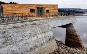 Budoucí Infocentrum na hrázi flájské přehrady je téměř hotové