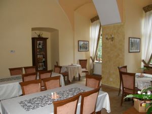 Zámecká restaurace a vinárna – Zámek Červený Hrádek