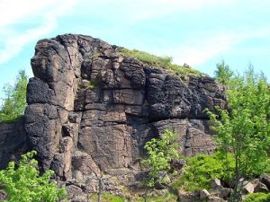 Puklá skála (Sprengberg) bei der Talsperre Fláje