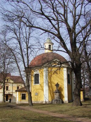 KAPLE SV. BARBORY  SE SOCHOU SV. JANA NEPOMUCKÉHO V DUCHCOVĚ