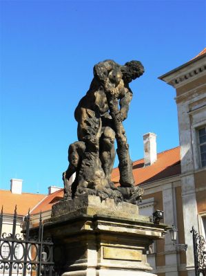 SKULPTUREN IM AREAL DES STAATLICHEN SCHLOSSES VON DUCHCOV UND DER SCHLOSSGÄRTEN VON DUCHCOV