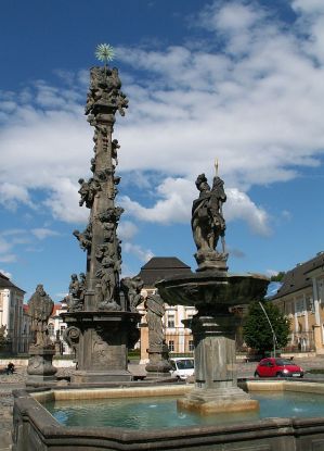 FLORIANSBRUNNEN AUF DEM PLATZ IN DUCHCOV * DREIFALTIGKEITSSÄULE AUF DEM PLATZ IN DUCHCOV