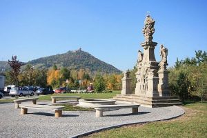 STATUENGRUPPE HL. JOHANNES NEPOMUK